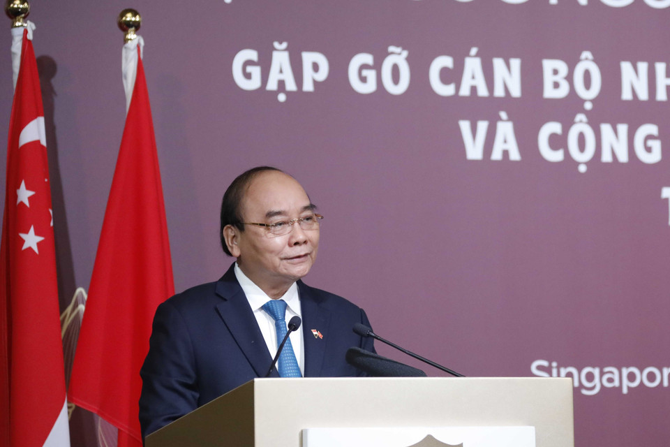 Chủ tịch nước Nguyễn Xuân Phúc nói chuyện thân mật với cán bộ, nhân viên Đại sứ quán và cộng đồng người Việt Nam tại Singapore. (Ảnh: Thống Nhất/TTXVN)