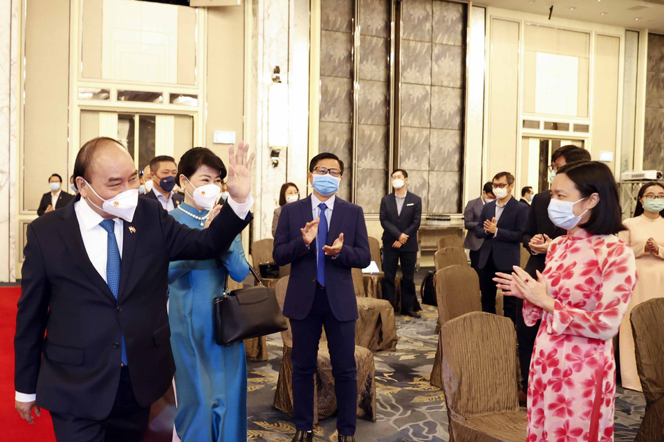 Chủ tịch nước Nguyễn Xuân Phúc gặp gỡ cán bộ, nhân viên Đại sứ quán và cộng đồng người Việt Nam tại Singapore. (Ảnh: Thống Nhất/TTXVN)