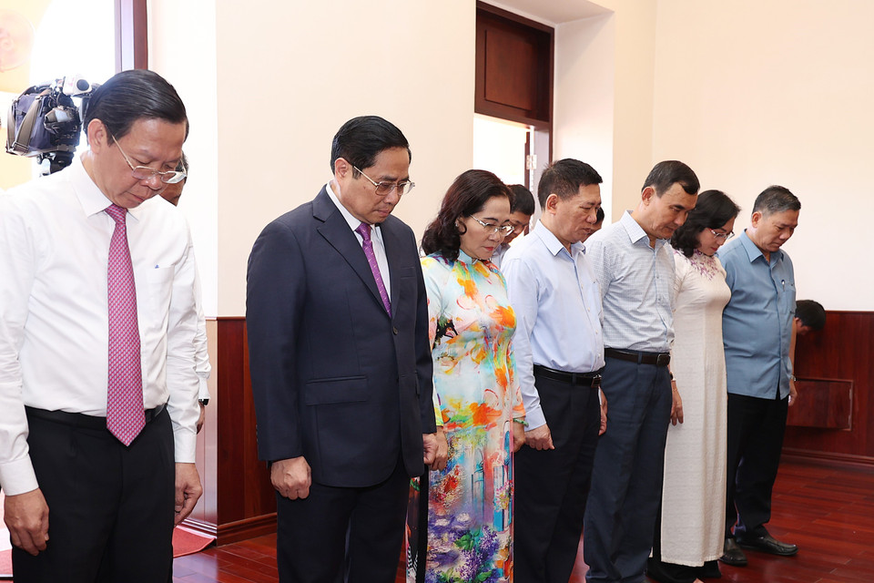 Thủ tướng Phạm Minh Chính và đoàn công tác đến dâng hương, hoa tưởng niệm Chủ tịch Hồ Chí Minh tại bến Nhà Rồng. (Ảnh: Dương Giang/TTXVN)