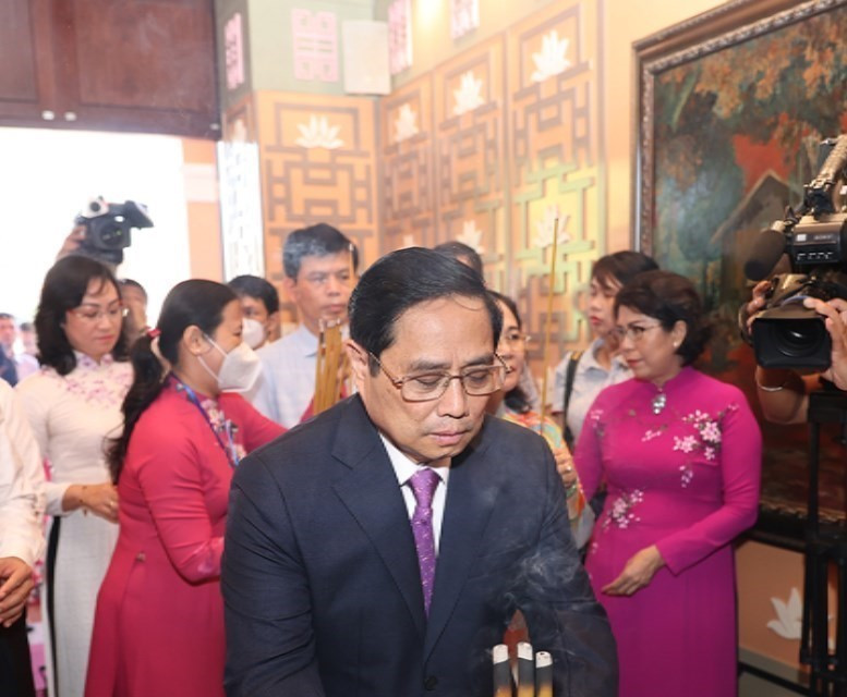 Thủ tướng Phạm Minh Chính và đoàn công tác đến dâng hương, hoa tưởng niệm Chủ tịch Tôn Đức Thắng. (Ảnh: Dương Giang/TTXVN)