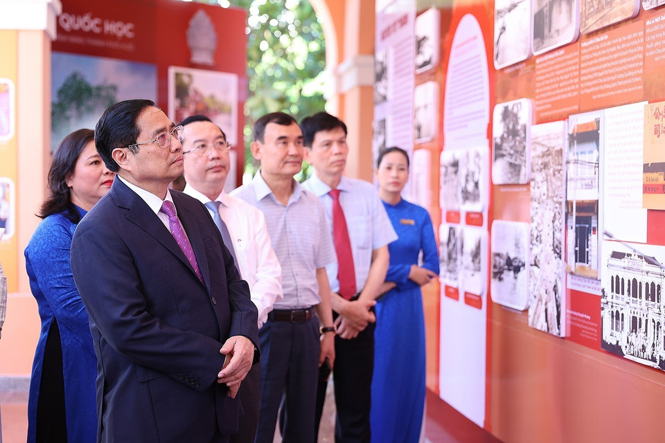 Thủ tướng Phạm Minh Chính tham quan trưng bày ảnh về Chủ tịch Hồ Chí Minh tại di tích bến Nhà Rồng. (Ảnh: Dương Giang/TTXVN)