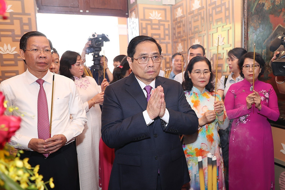 Thủ tướng Phạm Minh Chính và đoàn công tác đến dâng hương, hoa tưởng niệm Chủ tịch Tôn Đức Thắng. (Ảnh: Dương Giang/TTXVN)