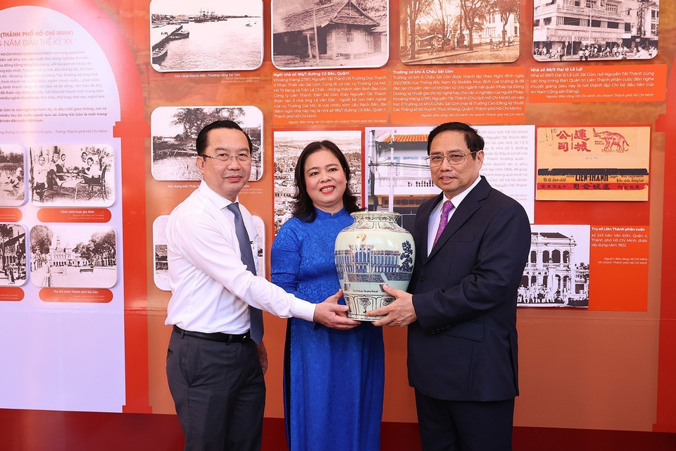 Thủ tướng Phạm Minh Chính tặng quà lưu niệm cho đại diện Bảo tàng Hồ Chí Minh- chi nhánh TP Hồ Chí Minh. (Ảnh: Dương Giang/TTXVN)