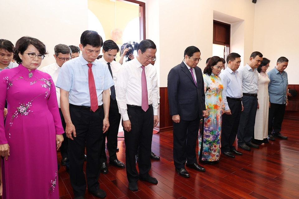 Thủ tướng Phạm Minh Chính và đoàn công tác đến dâng hương, hoa tưởng niệm Chủ tịch Hồ Chí Minh tại bến Nhà Rồng.(Ảnh: Dương Giang/TTXVN)