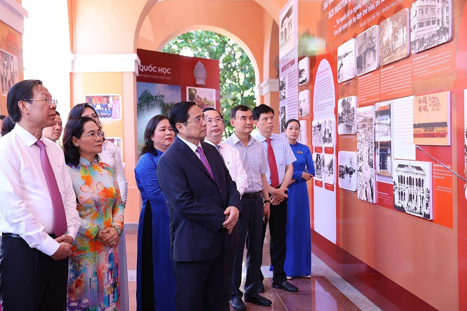 Thủ tướng Phạm Minh Chính tham quan trưng bày ảnh về Chủ tịch Hồ Chí Minh tại di tích bến Nhà Rồng. (Ảnh: Dương Giang/TTXVN)