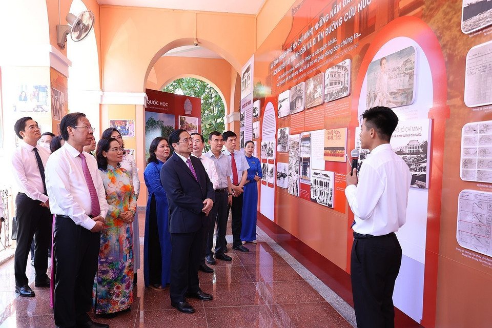 Thủ tướng Phạm Minh Chính tham quan trưng bày ảnh về Chủ tịch Hồ Chí Minh tại di tích bến Nhà Rồng. (Ảnh: Dương Giang/TTXVN)