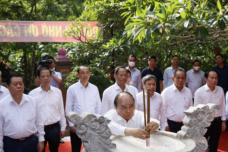 Chủ tịch nước Nguyễn Xuân Phúc dâng hương tại Đền thờ Liệt sỹ Hang 8 thanh niên xung phong. (Ảnh: Thống Nhất/TTXVN)