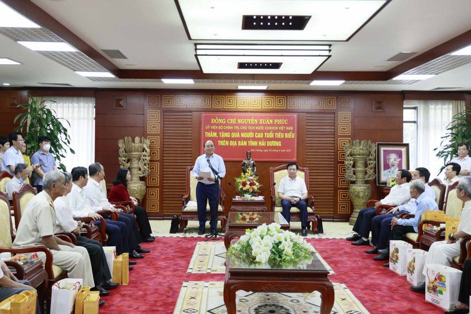 Chủ tịch nước Nguyễn Xuân Phúc đến thăm, tặng quà người cao tuổi tiêu biểu tỉnh Hải Dương. (Ảnh: Thống Nhất/TTXVN)