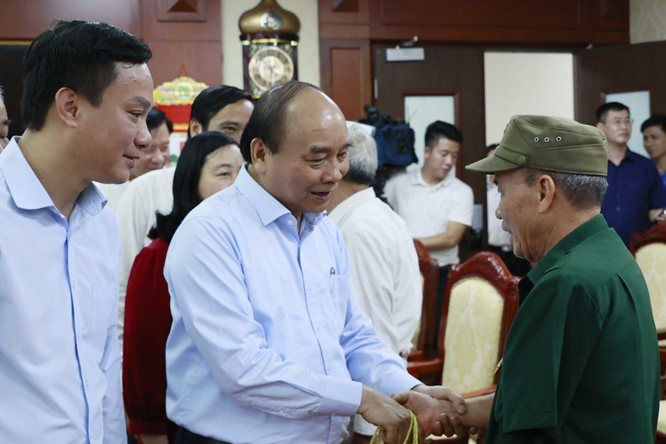 Chủ tịch nước Nguyễn Xuân Phúc đến thăm, tặng quà người cao tuổi tiêu biểu tỉnh Hải Dương. (Ảnh: Thống Nhất/TTXVN)