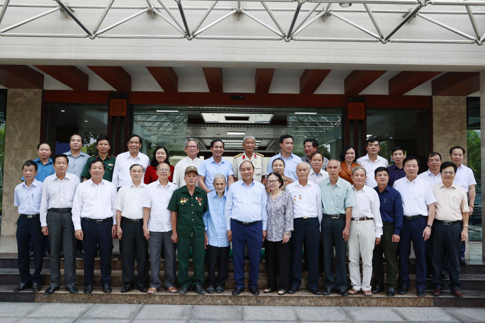 Chủ tịch nước Nguyễn Xuân Phúc đến thăm, tặng quà người cao tuổi tiêu biểu tỉnh Hải Dương. (Ảnh: Thống Nhất/TTXVN)