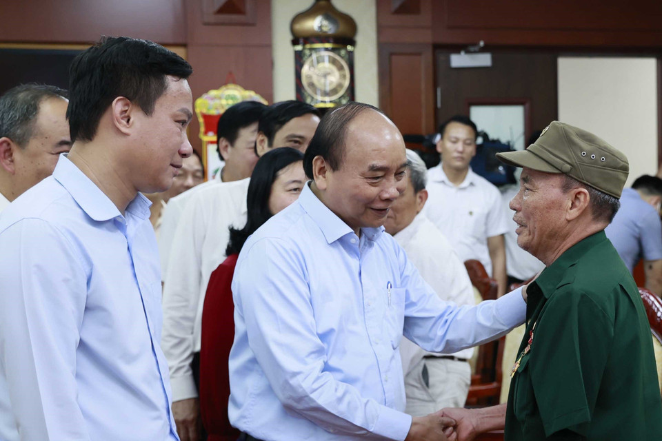 Chủ tịch nước Nguyễn Xuân Phúc đến thăm, tặng quà người cao tuổi tiêu biểu tỉnh Hải Dương. (Ảnh: Thống Nhất/TTXVN)