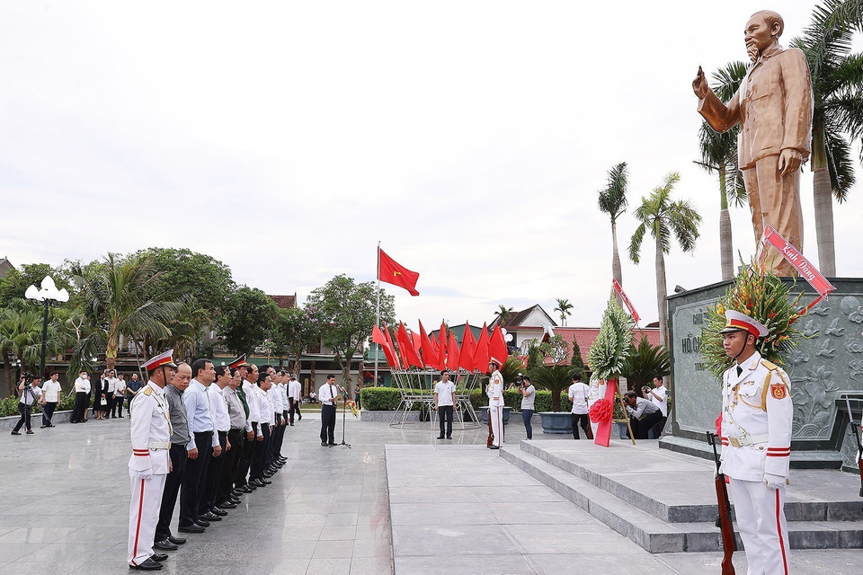 Thủ tướng Phạm Minh Chính và đoàn công tác đến dâng hương, dâng hoa tại Khu lưu niệm Bác Hồ về thăm Hà Tĩnh. (Ảnh: Dương Giang/TTXVN)