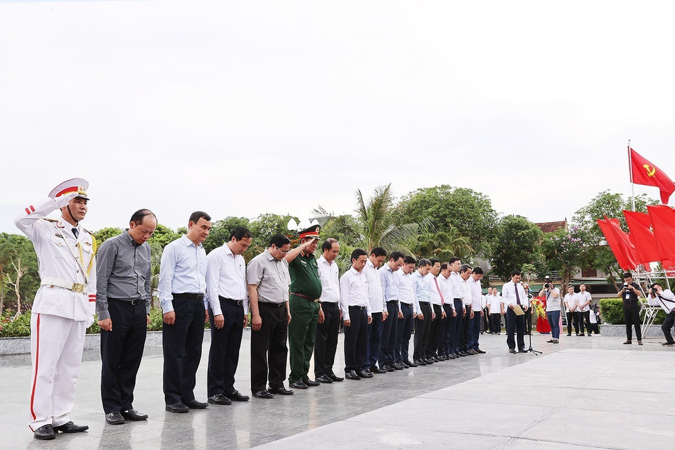 Thủ tướng Phạm Minh Chính và đoàn công tác đến dâng hương, dâng hoa tại Khu lưu niệm Bác Hồ về thăm Hà Tĩnh. (Ảnh: Dương Giang/TTXVN)