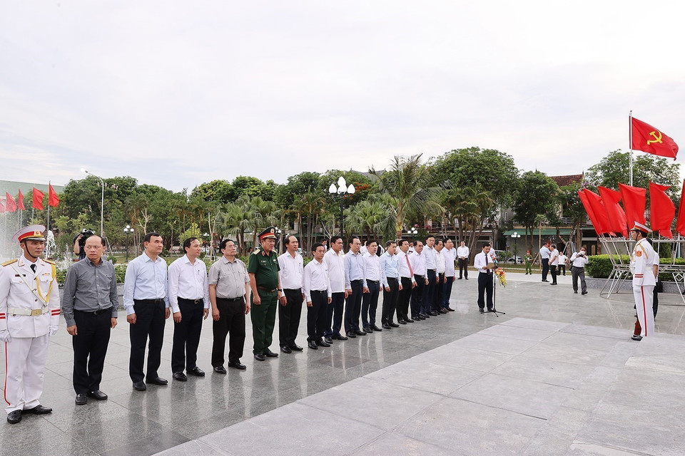 Thủ tướng Phạm Minh Chính và đoàn công tác đến dâng hương, dâng hoa tại Khu lưu niệm Bác Hồ về thăm Hà Tĩnh. (Ảnh: Dương Giang/TTXVN)