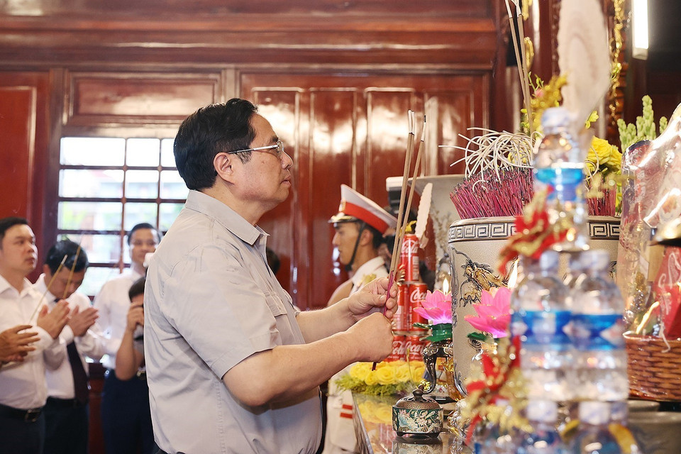 Thủ tướng Phạm Minh Chính và đoàn công tác đến dâng hương, dâng hoa tại Khu lưu niệm Bác Hồ về thăm Hà Tĩnh. (Ảnh: Dương Giang/TTXVN)