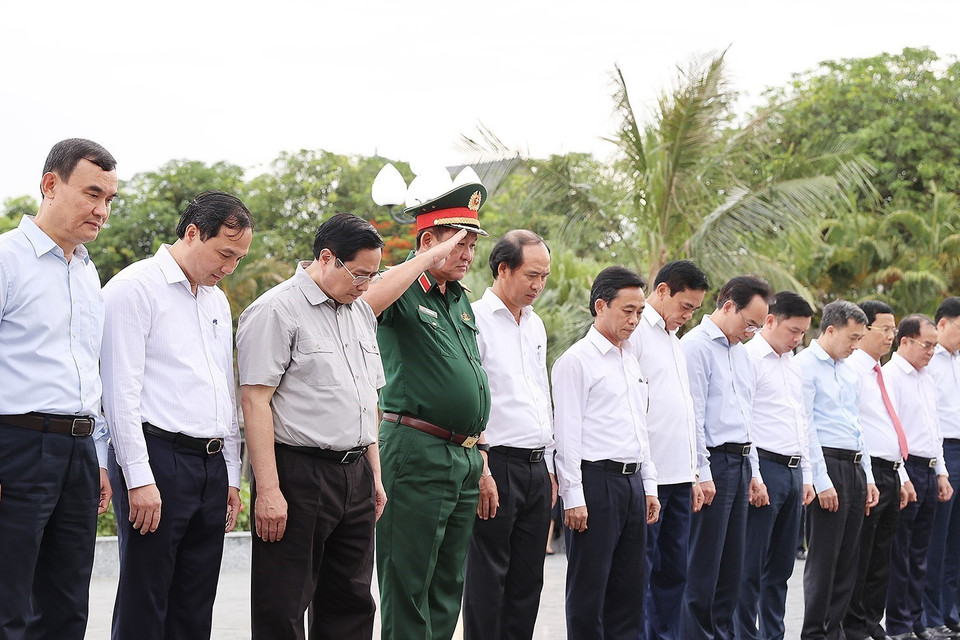 Thủ tướng Phạm Minh Chính và đoàn công tác đến dâng hương, dâng hoa tại Khu lưu niệm Bác Hồ về thăm Hà Tĩnh. (Ảnh: Dương Giang/TTXVN)
