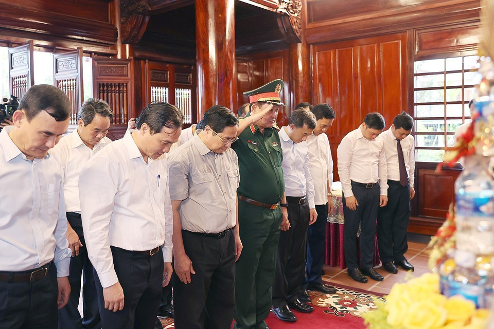 Thủ tướng Phạm Minh Chính và đoàn công tác đến dâng hương, dâng hoa tại Khu lưu niệm Bác Hồ về thăm Hà Tĩnh. (Ảnh: Dương Giang/TTXVN)