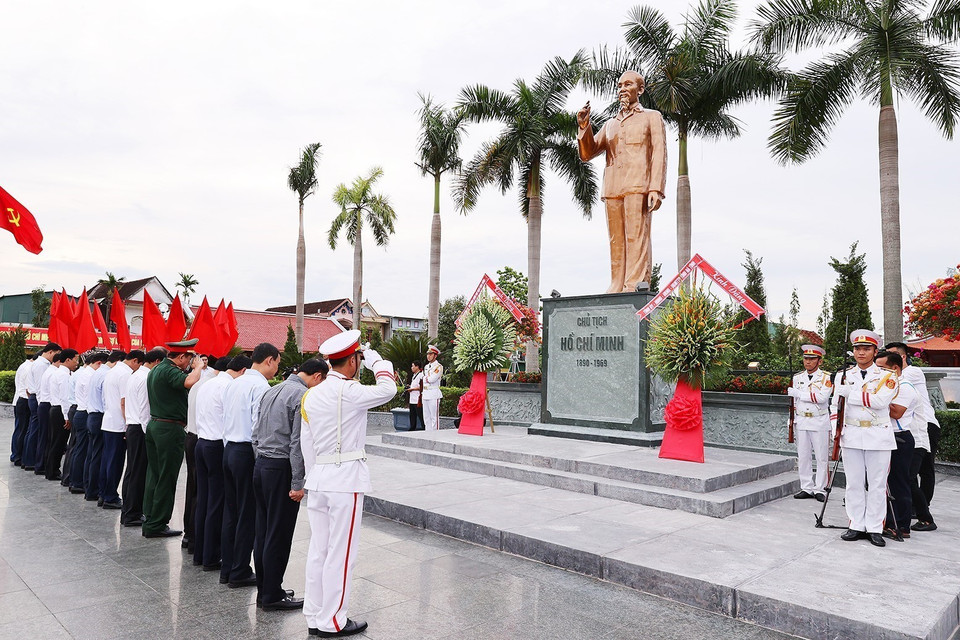 Thủ tướng Phạm Minh Chính và đoàn công tác đến dâng hương, dâng hoa tại Khu lưu niệm Bác Hồ về thăm Hà Tĩnh. (Ảnh: Dương Giang/TTXVN)