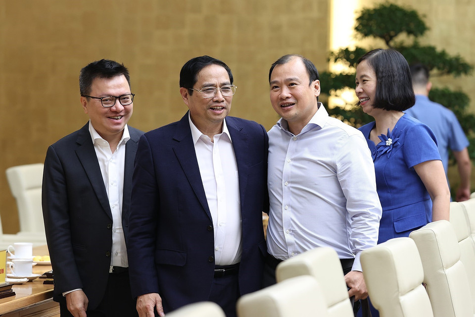 Thủ tướng Phạm Minh Chính với lãnh đạo các cơ quan báo chí nhân Ngày Báo chí cách mạng Việt Nam. (Ảnh: Dương Giang/TTXVN)