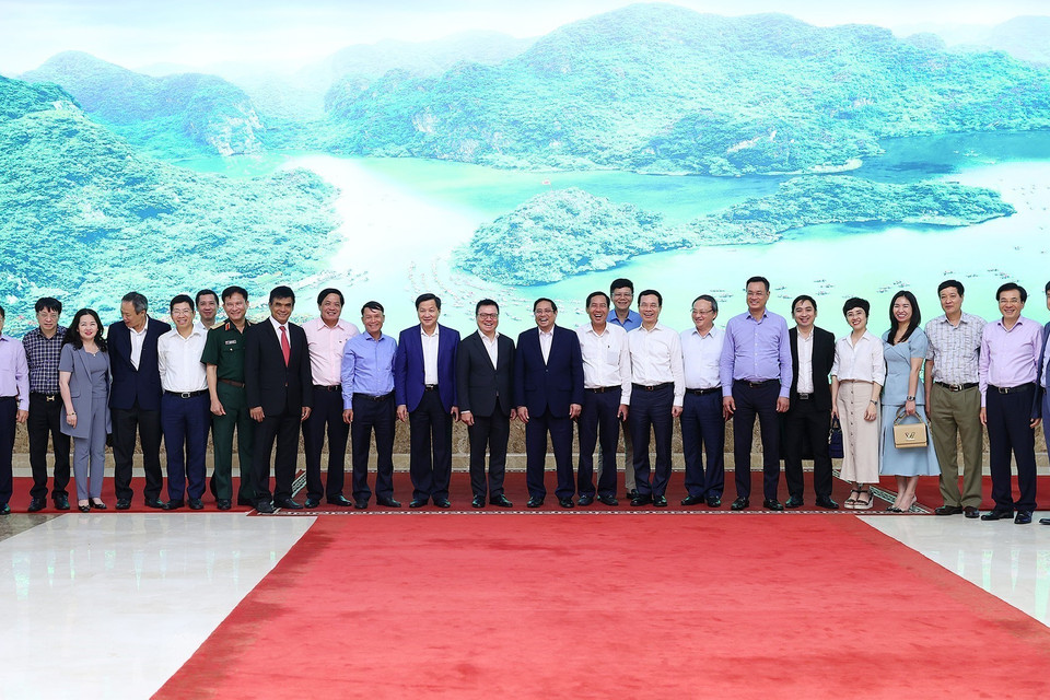 Thủ tướng Phạm Minh Chính với lãnh đạo các cơ quan báo chí nhân Ngày Báo chí cách mạng Việt Nam. (Ảnh: Dương Giang/TTXVN)