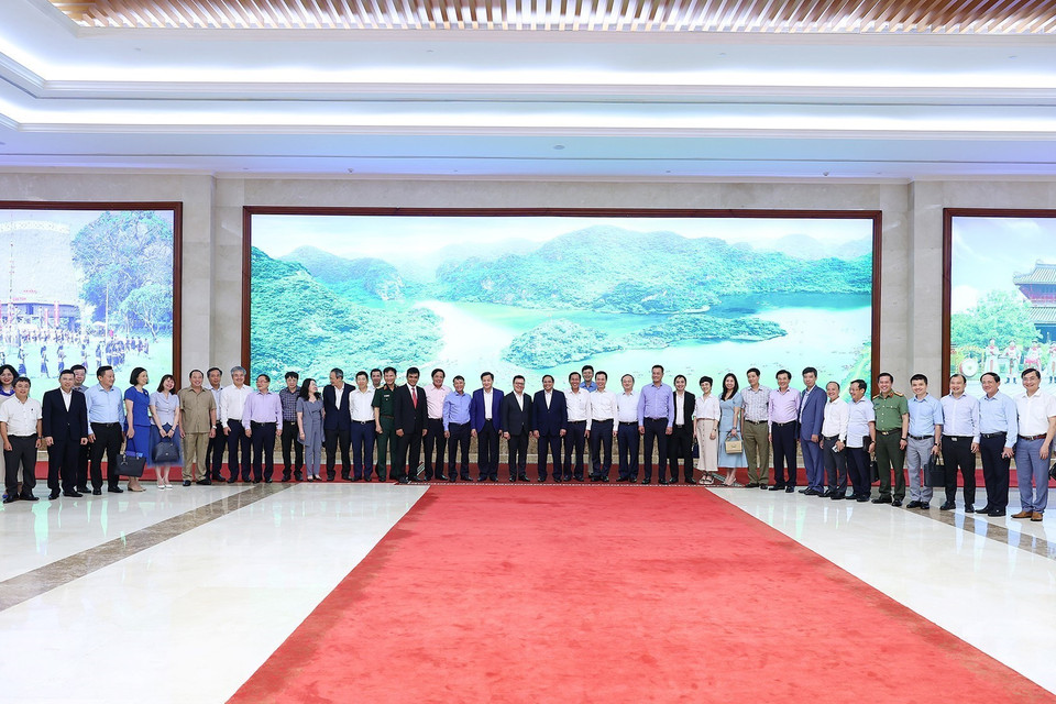 Thủ tướng Phạm Minh Chính với lãnh đạo các cơ quan báo chí nhân Ngày Báo chí cách mạng Việt Nam. (Ảnh: Dương Giang/TTXVN)