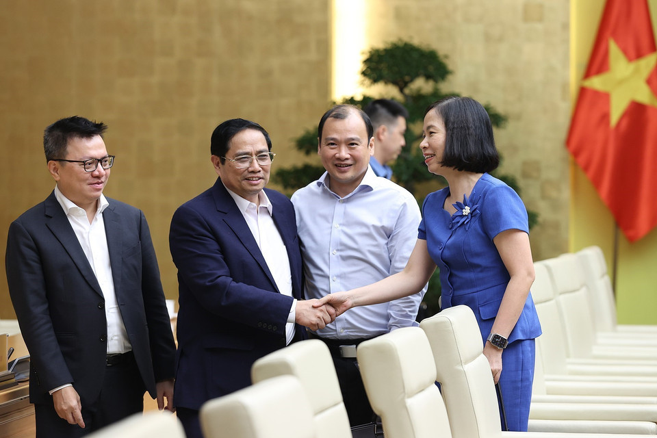 Thủ tướng Phạm Minh Chính với lãnh đạo các cơ quan báo chí nhân Ngày Báo chí cách mạng Việt Nam. (Ảnh: Dương Giang/TTXVN)