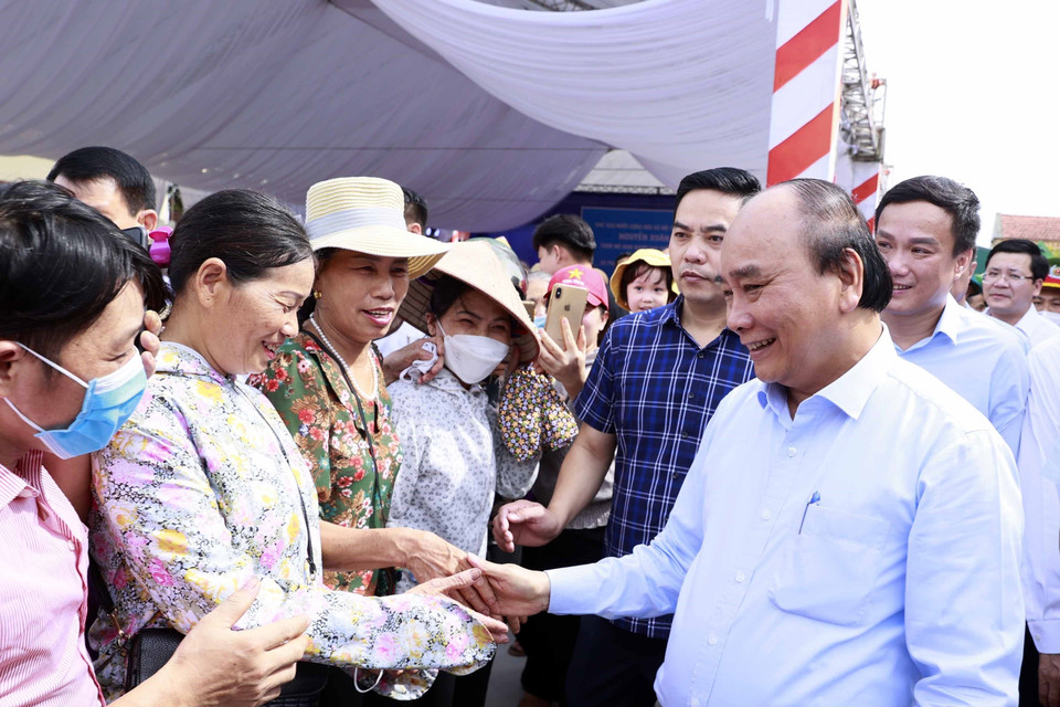 Chủ tịch nước Nguyễn Xuân Phúc thăm hỏi các hội viên Hợp tác xã Tân Minh Đức. (Ảnh: Thống Nhất/TTXVN)