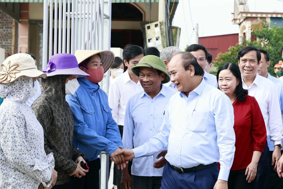 Chủ tịch nước Nguyễn Xuân Phúc thăm hỏi các hội viên Hợp tác xã Tân Minh Đức. (Ảnh: Thống Nhất/TTXVN)