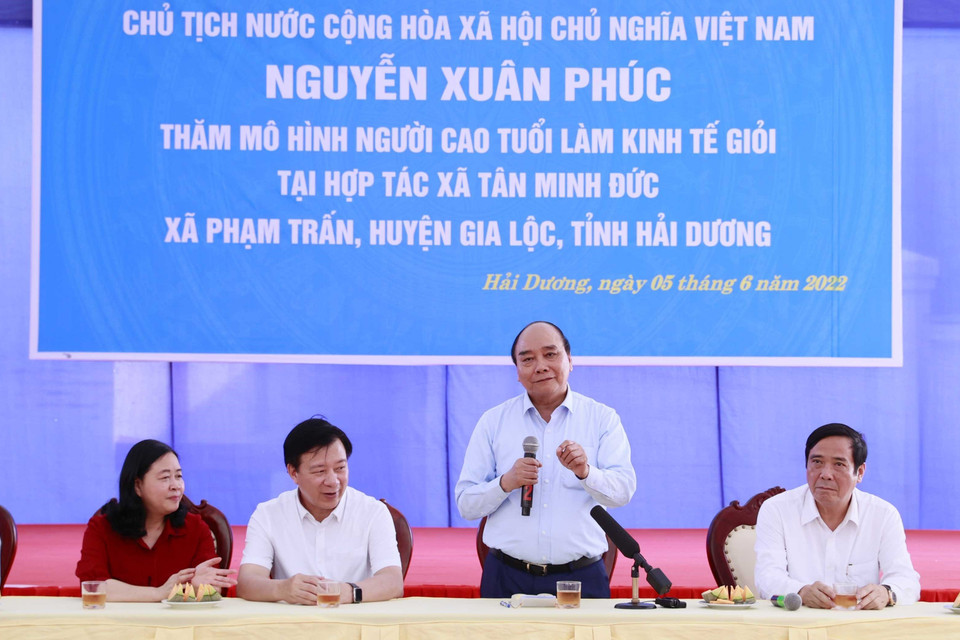 Chủ tịch nước Nguyễn Xuân Phúc phát biểu tại buổi đến thăm mô hình người cao tuổi làm kinh tế giỏi Hợp tác xã Tân Minh Đức. (Ảnh: Thống Nhất/TTXVN)