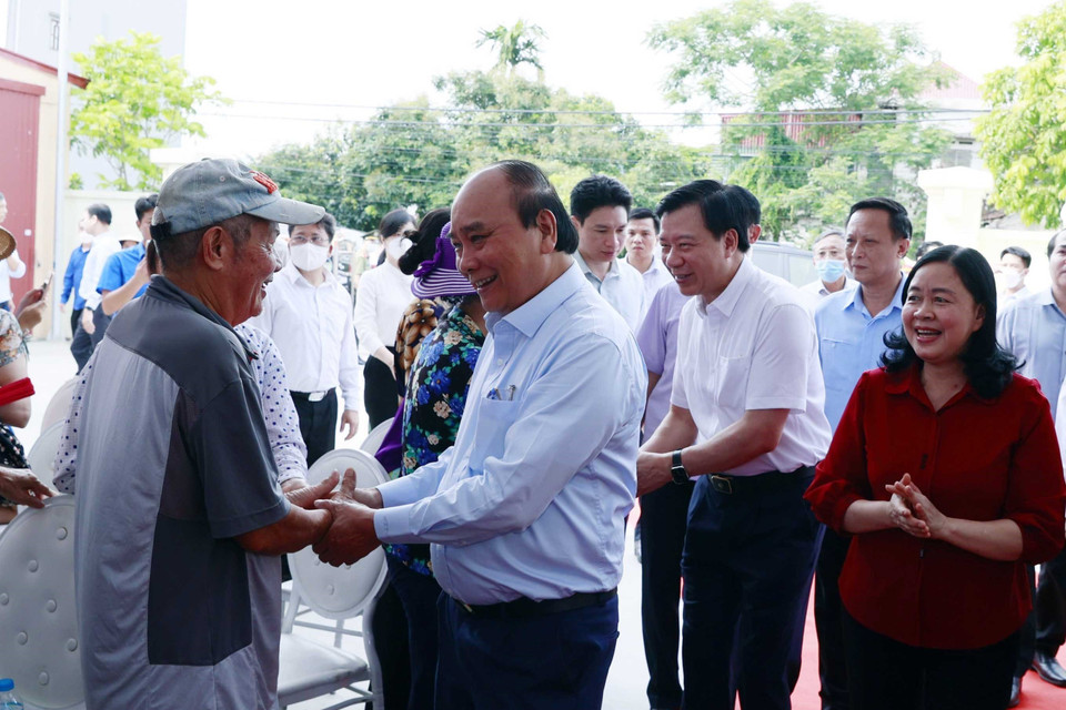 Chủ tịch nước Nguyễn Xuân Phúc thăm hỏi các hội viên Hợp tác xã Tân Minh Đức. (Ảnh: Thống Nhất/TTXVN)