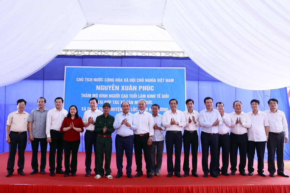 Chủ tịch nước Nguyễn Xuân Phúc thăm mô hình người cao tuổi làm kinh tế giỏi Hợp tác xã Tân Minh Đức. (Ảnh: Thống Nhất/TTXVN)