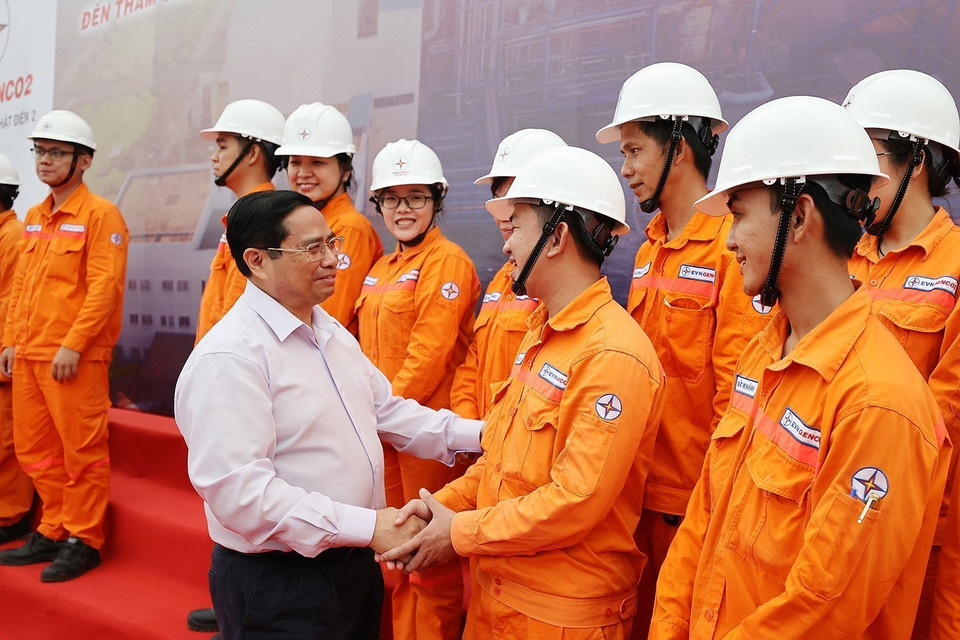 Thủ tướng Phạm Minh Chính thăm hỏi động viên cán bộ, công nhân, người lao động Nhà máy Nhiệt điện Ô Môn 1. (Ảnh: Dương Giang/TTXVN)