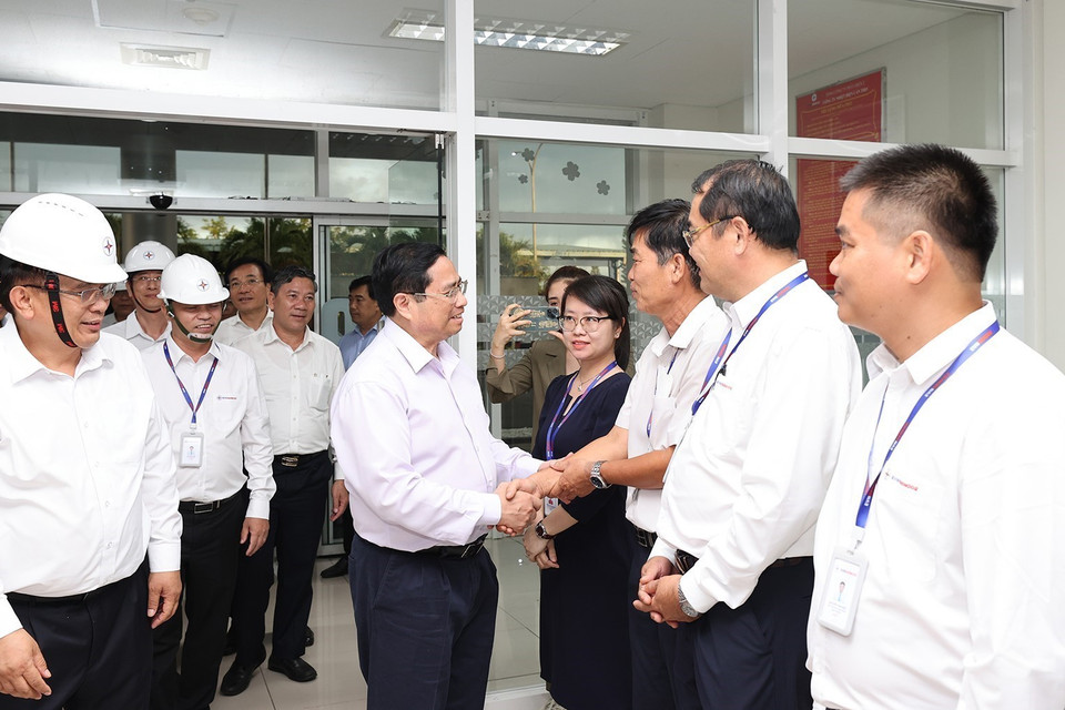 Thủ tướng Phạm Minh Chính thăm hỏi động viên cán bộ, công nhân, người lao động Nhà máy Nhiệt điện Ô Môn 1. (Ảnh: Dương Giang/TTXVN)