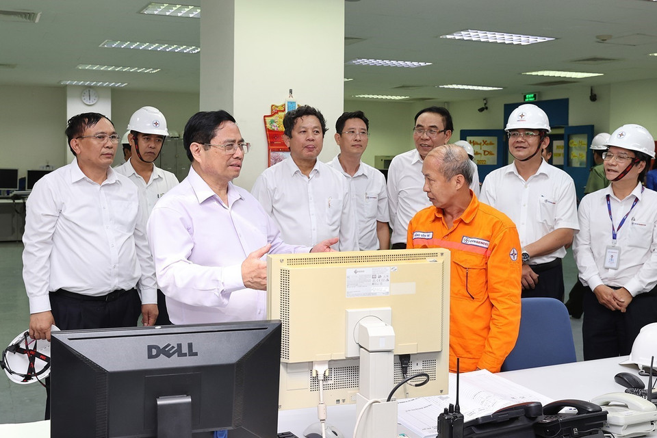 Thủ tướng Phạm Minh Chính thăm Nhà máy Nhiệt điện Ô Môn 1. (Ảnh: Dương Giang/TTXVN)
