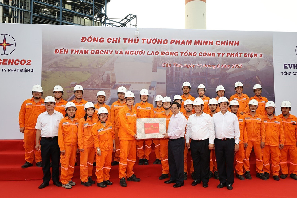 Thủ tướng Phạm Minh Chính tặng quà cho công nhân, người lao động Nhà máy Nhiệt điện Ô Môn 1. (Ảnh: Dương Giang/TTXVN)