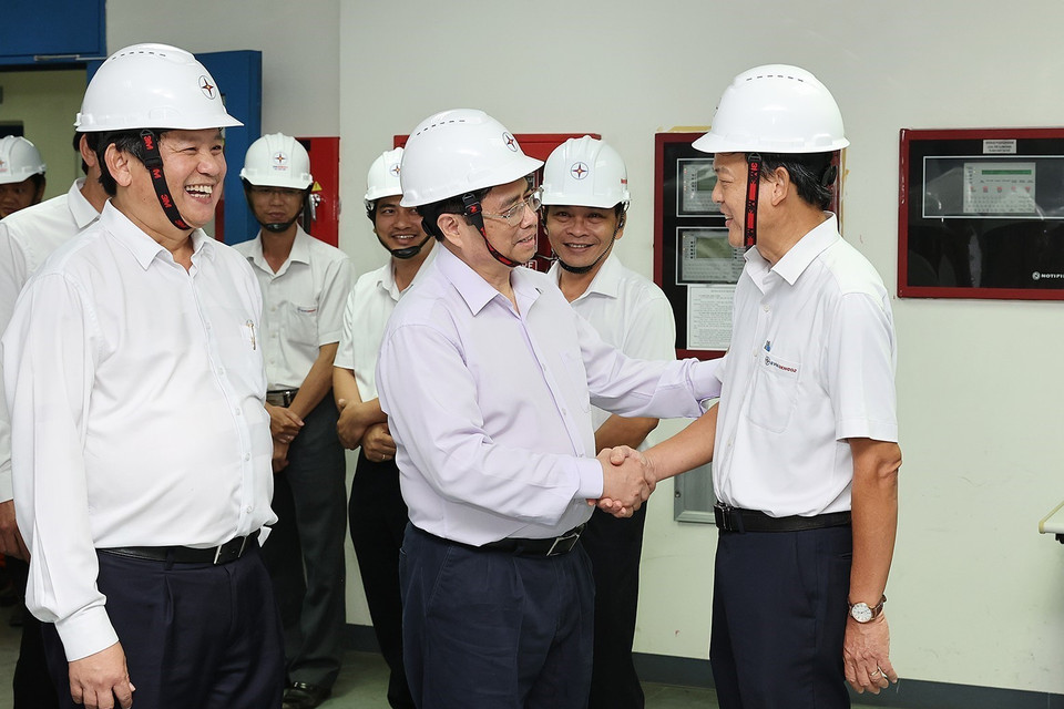 Thủ tướng Phạm Minh Chính thăm hỏi động viên cán bộ, công nhân, người lao động Nhà máy Nhiệt điện Ô Môn 1. (Ảnh: Dương Giang/TTXVN)