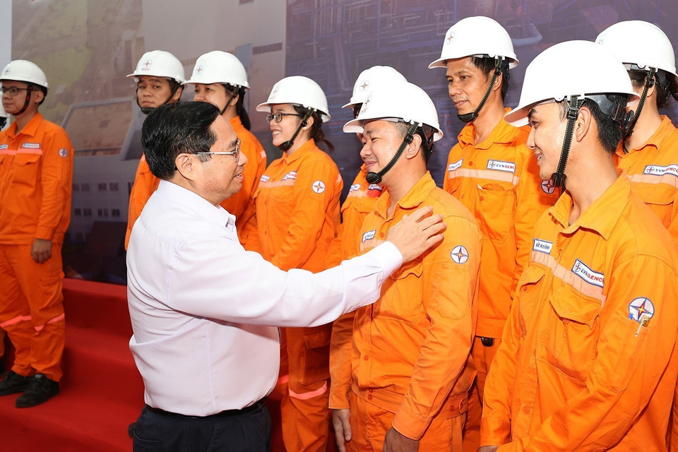 Thủ tướng Phạm Minh Chính thăm hỏi động viên cán bộ, công nhân, người lao động Nhà máy Nhiệt điện Ô Môn 1. (Ảnh: Dương Giang/TTXVN)