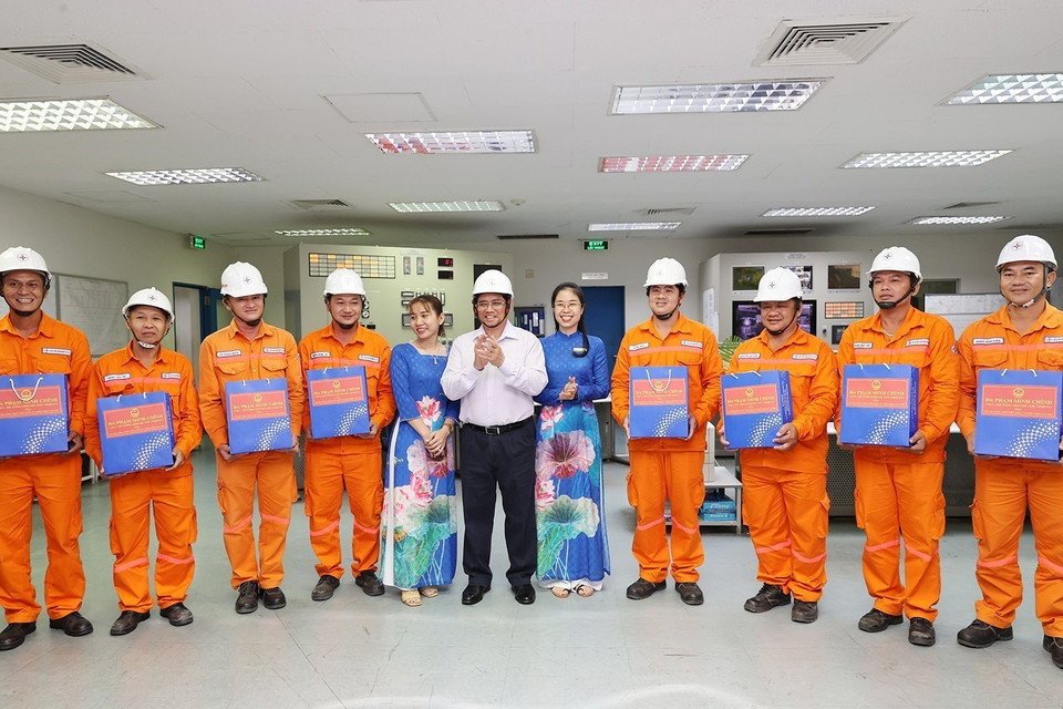 Thủ tướng Phạm Minh Chính tặng quà cho công nhân, người lao động Nhà máy Nhiệt điện Ô Môn 1. (Ảnh: Dương Giang/TTXVN)