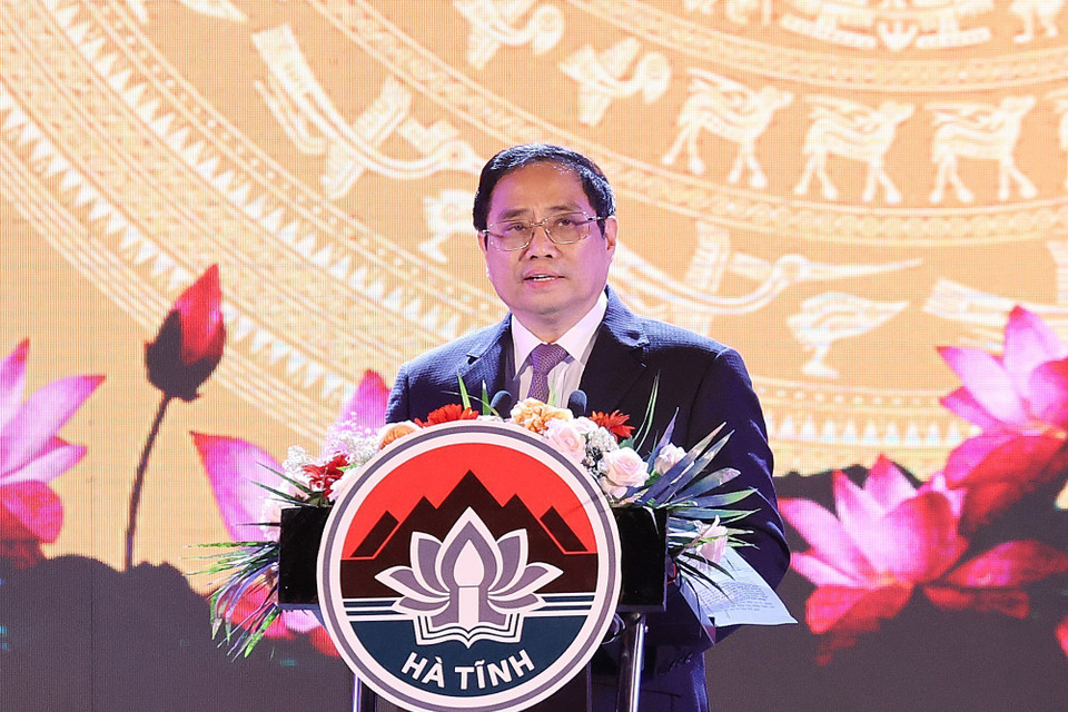 Thủ tướng Phạm Minh Chính phát biểu tại Lễ kỷ niệm 65 năm Ngày Bác Hồ về thăm Hà Tĩnh. (Ảnh: Dương Giang/TTXVN)