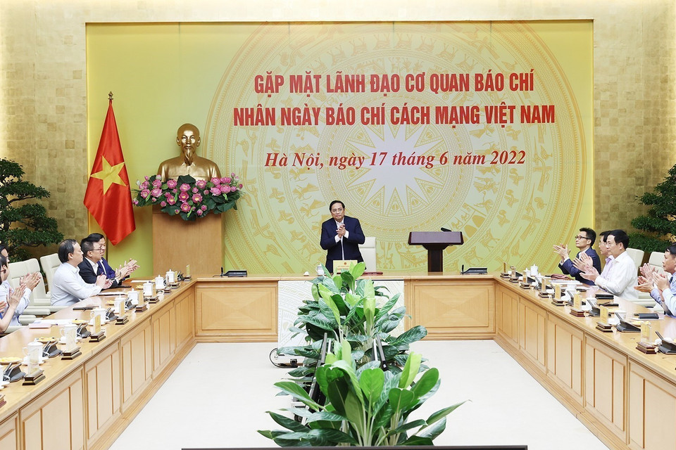 Thủ tướng chúc mừng các cơ quan báo chí nhân Ngày Báo chí cách mạng Việt Nam. (Ảnh: Dương Giang/TTXVN)