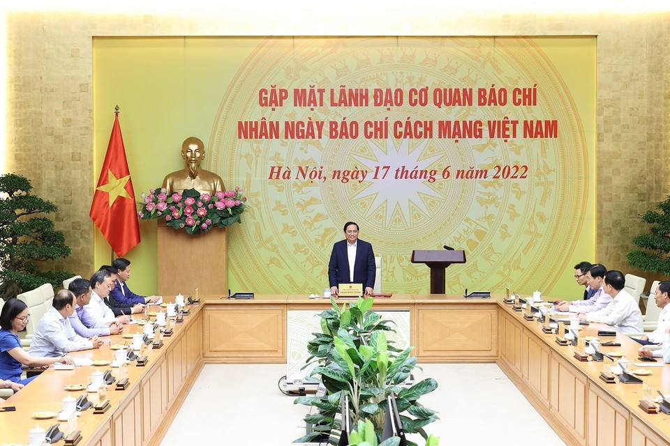 Thủ tướng chúc mừng các cơ quan báo chí nhân Ngày Báo chí cách mạng Việt Nam. (Ảnh: Dương Giang/TTXVN)