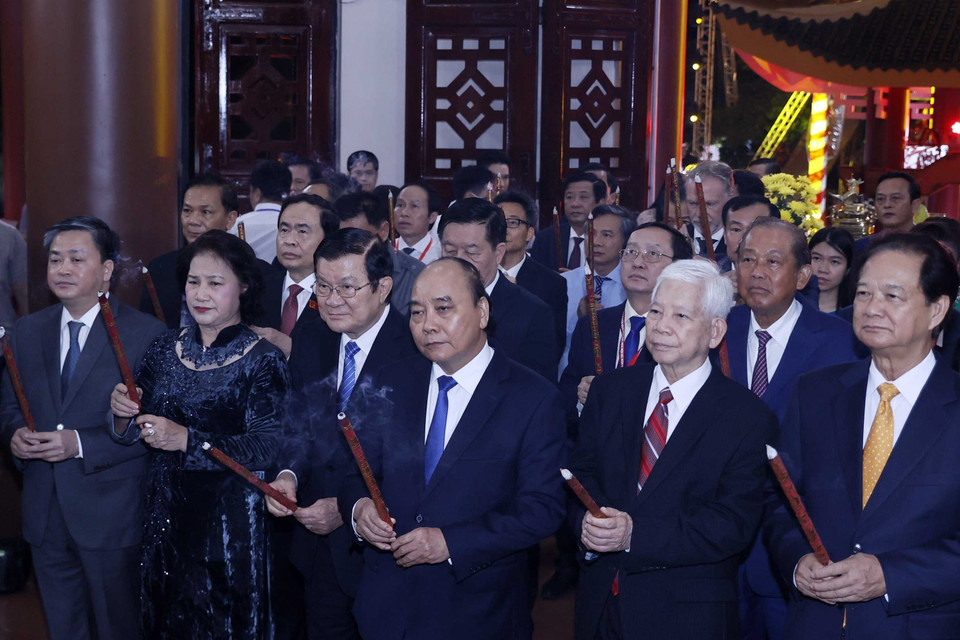 Chủ tịch nước Nguyễn Xuân Phúc dâng hương tưởng nhớ danh nhân Nguyễn Đình Chiểu. (Ảnh: Thống Nhất/TTXVN)