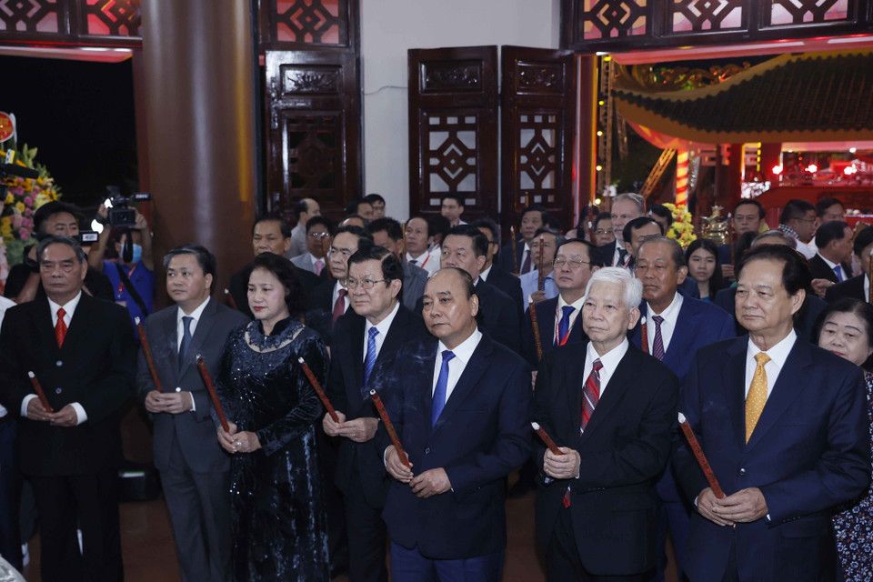 Chủ tịch nước Nguyễn Xuân Phúc cùng các đồng chí lãnh đạo, nguyên lãnh đạo Đảng, Nhà nước dâng hương tưởng nhớ danh nhân Nguyễn Đình Chiểu. (Ảnh: Thống Nhất/TTXVN)