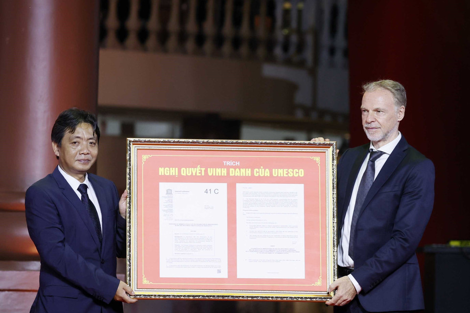Ông Christian Manhart, Trưởng đại diện UNESCO tại Việt Nam trao Nghị quyết vinh danh của UNESCO cho Việt Nam. (Ảnh: Thống Nhất/TTXVN)