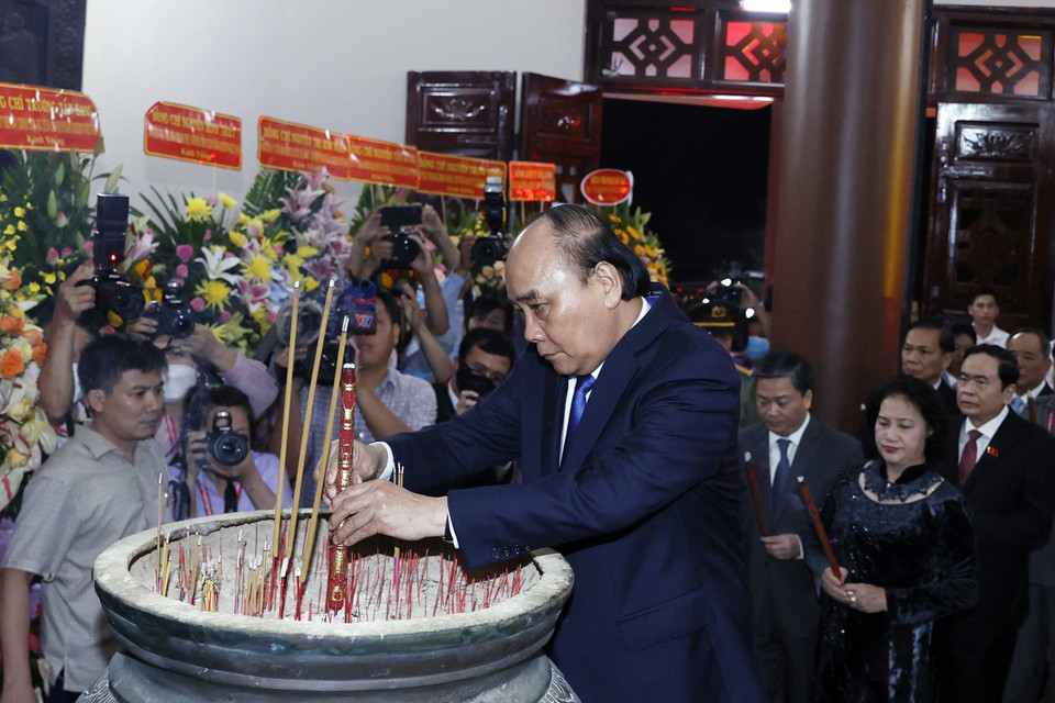 Chủ tịch nước Nguyễn Xuân Phúc dâng hương tưởng nhớ danh nhân Nguyễn Đình Chiểu. (Ảnh: Thống Nhất/TTXVN)