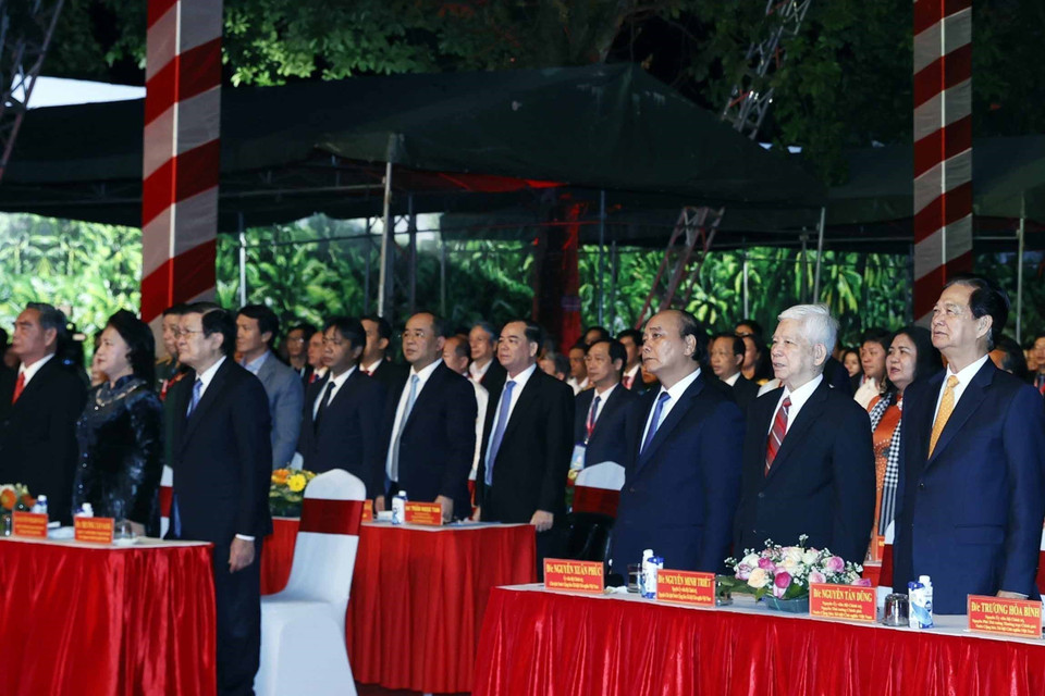 Chủ tịch nước Nguyễn Xuân Phúc cùng các đồng chí lãnh đạo, nguyên lãnh đạo Đảng, Nhà nước thực hiện nghi thức chào cờ. (Ảnh: Thống Nhất/TTXVN)