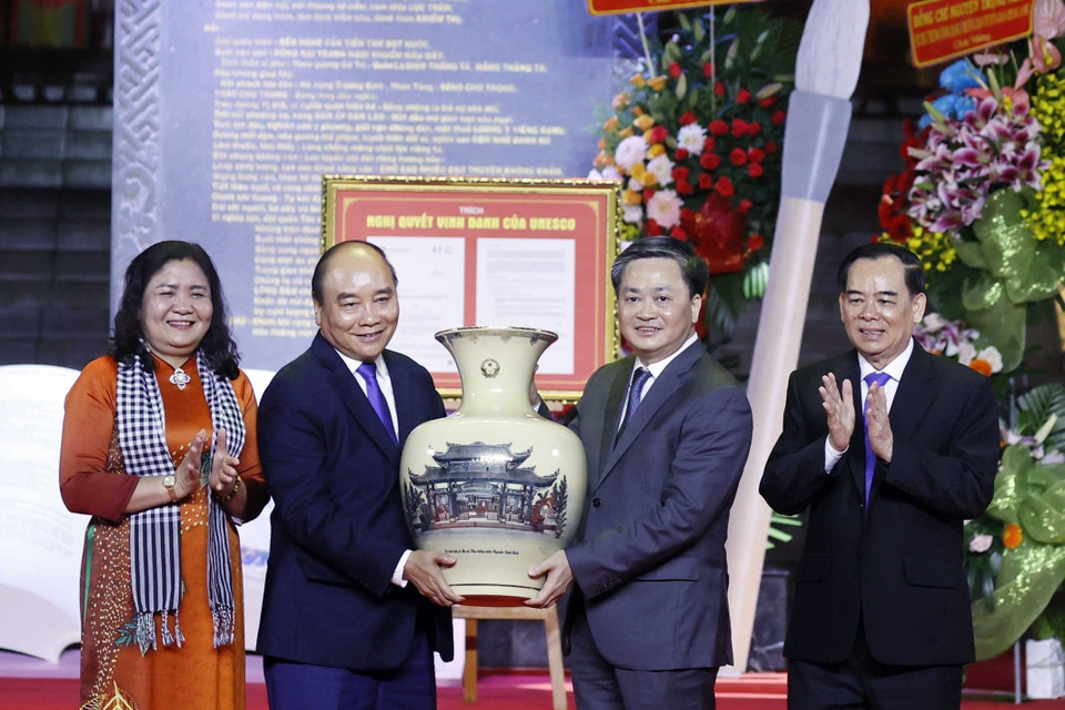 Chủ tịch nước Nguyễn Xuân Phúc tặng quà lưu niệm cho tTnh uỷ Bến Tre. (Ảnh: Thống Nhất/TTXVN)