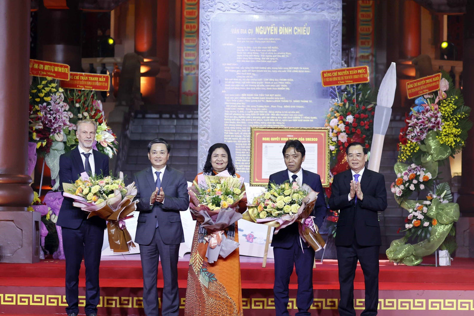 Lãnh đạo tỉnh Bến Tre tặng hoa cho ông Christian Manhart, Trưởng đại diện UNESCO tại Việt Nam. (Ảnh: Thống Nhất/TTXVN)