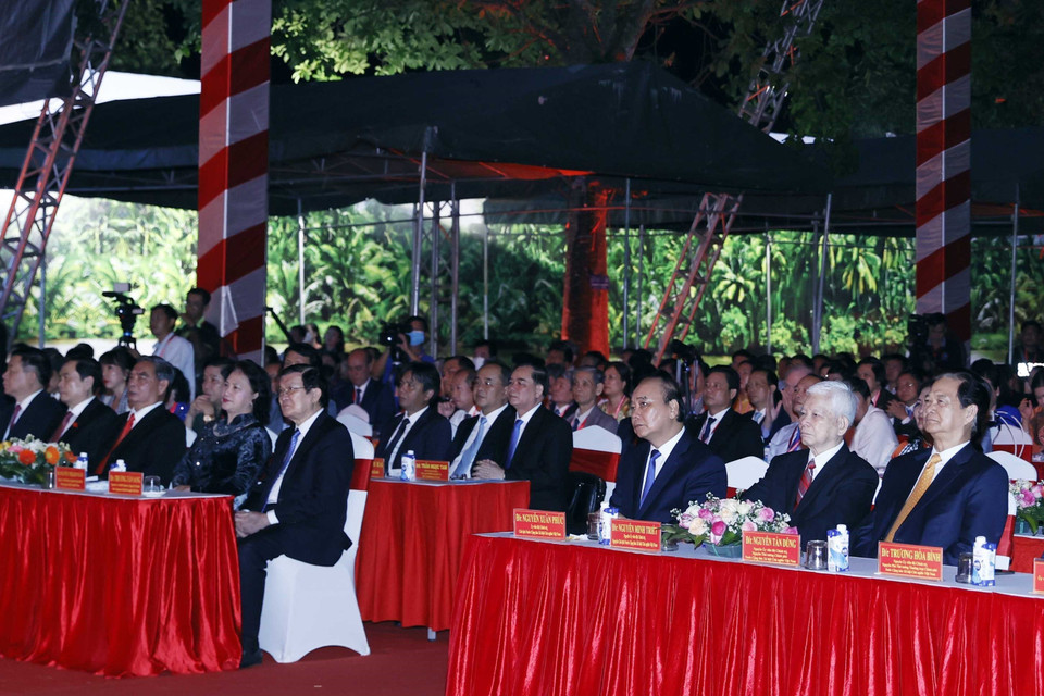 Chủ tịch nước Nguyễn Xuân Phúc cùng các đồng chí lãnh đạo, nguyên lãnh đạo Đảng, Nhà nước dự Lễ kỷ niệm. (Ảnh: Thống Nhất/TTXVN)