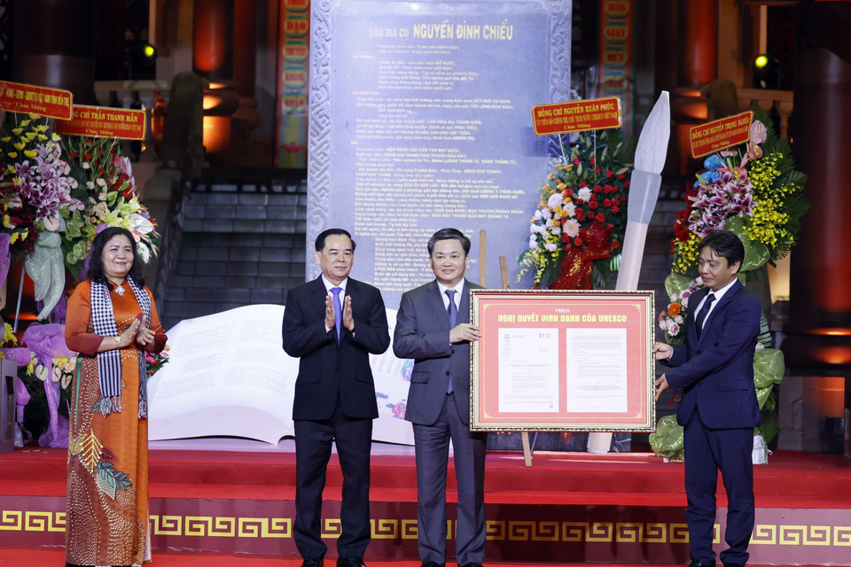 Ông Hoàng Đạo Cương, Thứ trưởng Bộ Văn hoá Thể thao và Du lịch trao Nghị quyết vinh danh của UNESCO cho tỉnh Bến Tre. (Ảnh: Thống Nhất/TTXVN)